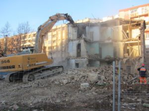 Demolición del edificio junto al colegio Agustín de Gericó en el barrio zaragozano de San José