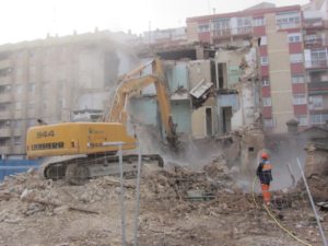 Derribo del edificio en el barrio de San José por Reciclados y Demoliciones San Juan